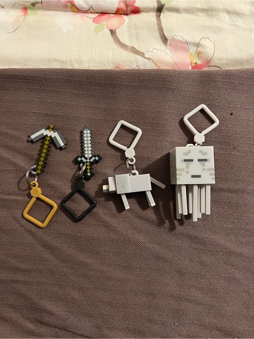 Lot of 4 MINECRAFT Clip Keychain Blind Bag PIXAXE  GHAST SWORD WOLF